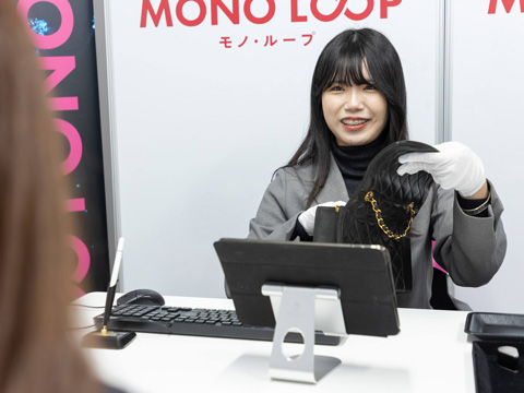 接客中の査定員